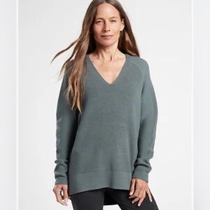 Althleta Hanover V-Neck Sweater. Gray.